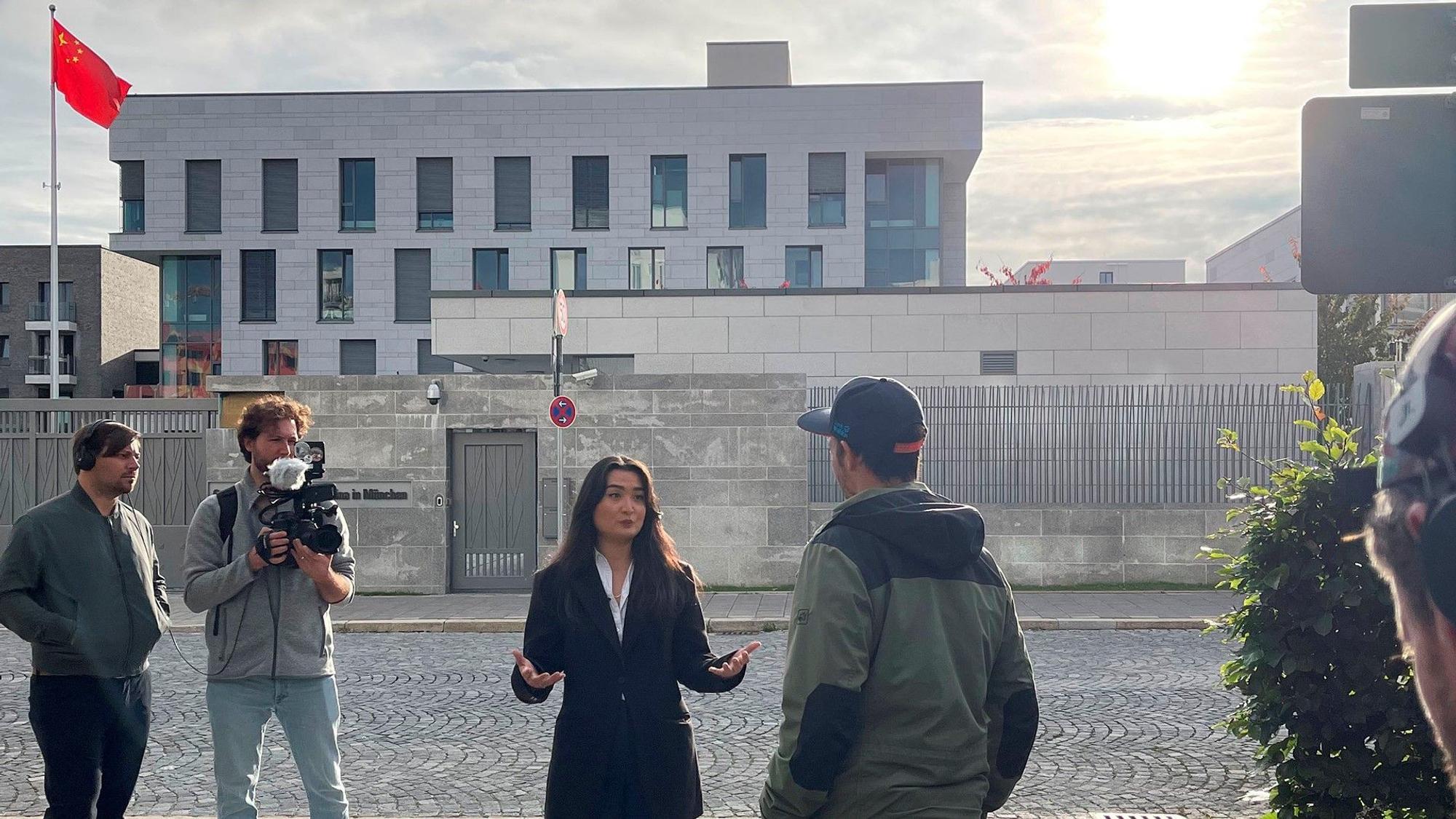 Felix Neureuther vor der chinesischen Botschaft in München im Gespräch mit Zumretay Arkin.