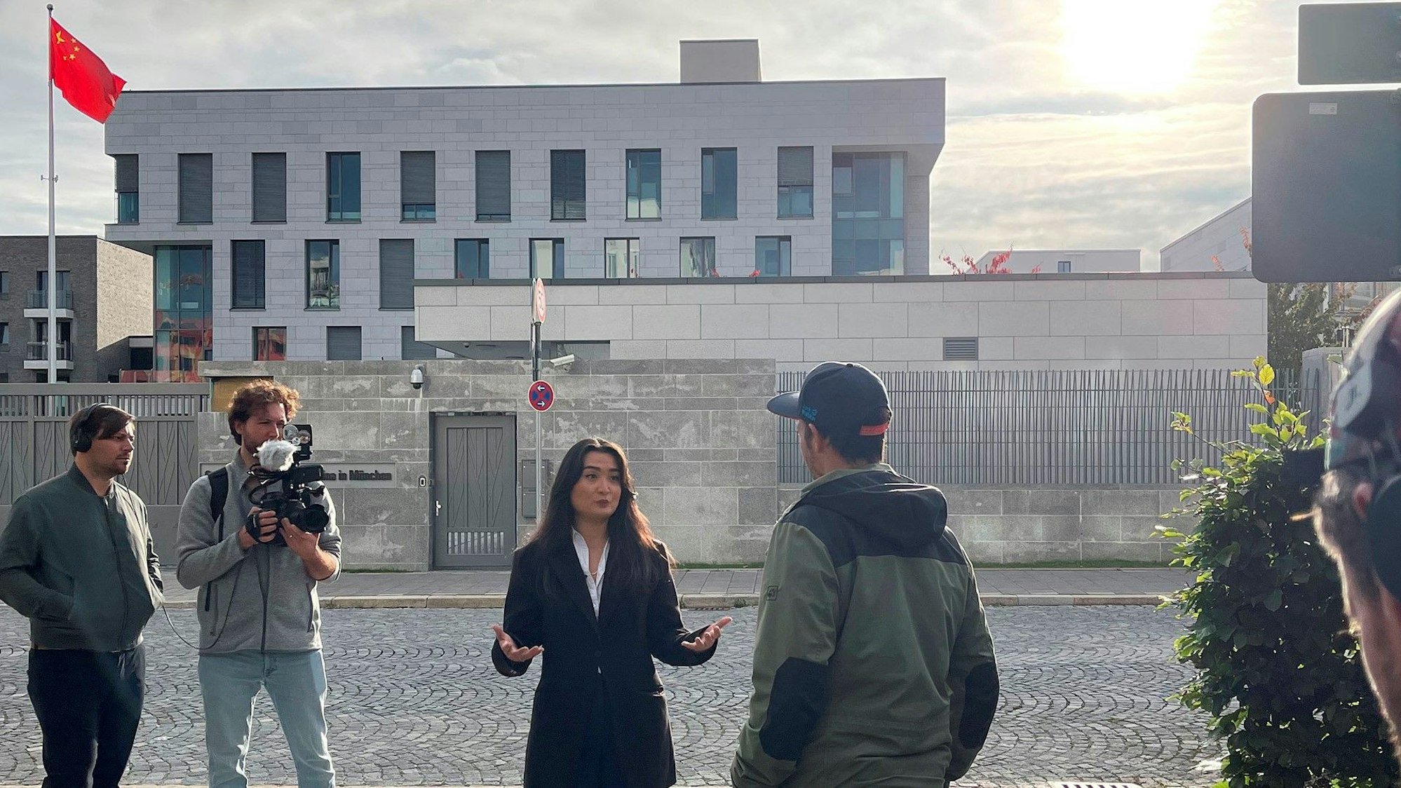 Felix Neureuther vor der chinesischen Botschaft in München im Gespräch mit Zumretay Arkin.