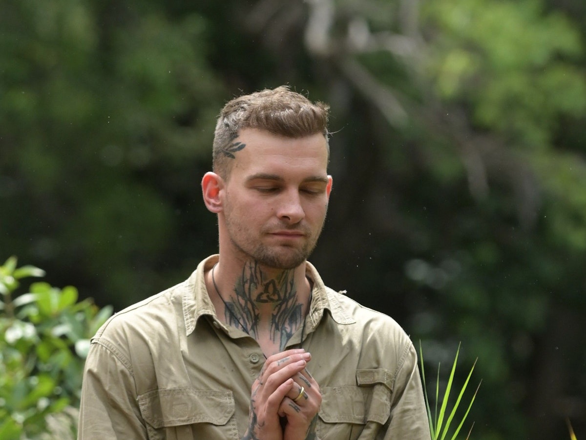 Peter Althof und Eric Stehfest sollen in einem Käfig mit einem Schloss an den Hand- und Fußgelenken festgekettet werden und nur bis auf eine Luftkammer komplett unter Wasser gelassen werden. Doch Eric will nicht antreten.