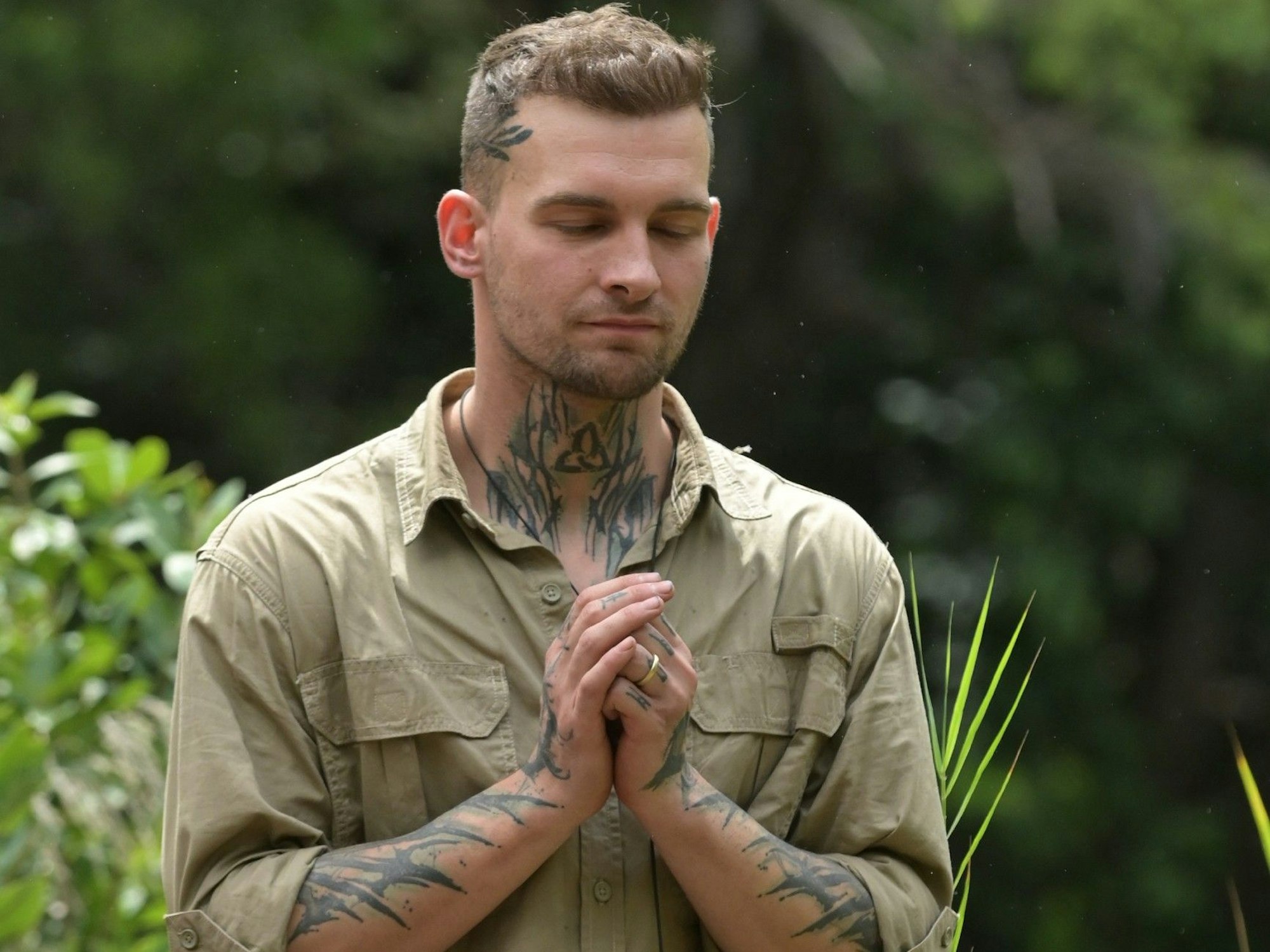 Peter Althof und Eric Stehfest sollen in einem Käfig mit einem Schloss an den Hand- und Fußgelenken festgekettet werden und nur bis auf eine Luftkammer komplett unter Wasser gelassen werden. Doch Eric will nicht antreten.