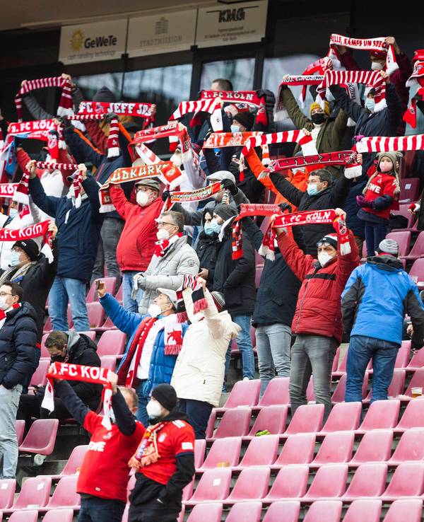 Nur wenige Fans sind im Stadion im Spiel der 1. Bundesliga.
