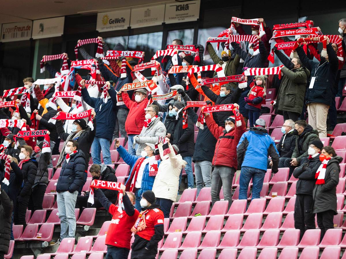 Nur wenige Fans sind im Stadion im Spiel der 1. Bundesliga.