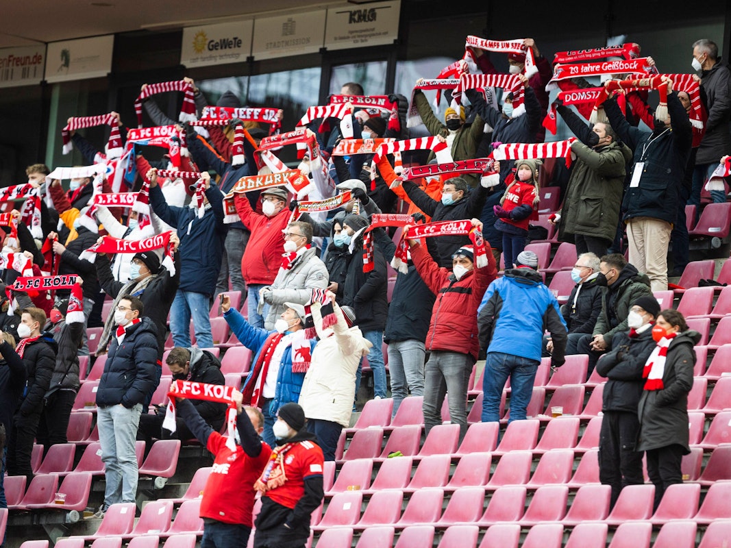 Nur wenige Fans sind im Stadion im Spiel der 1. Bundesliga.