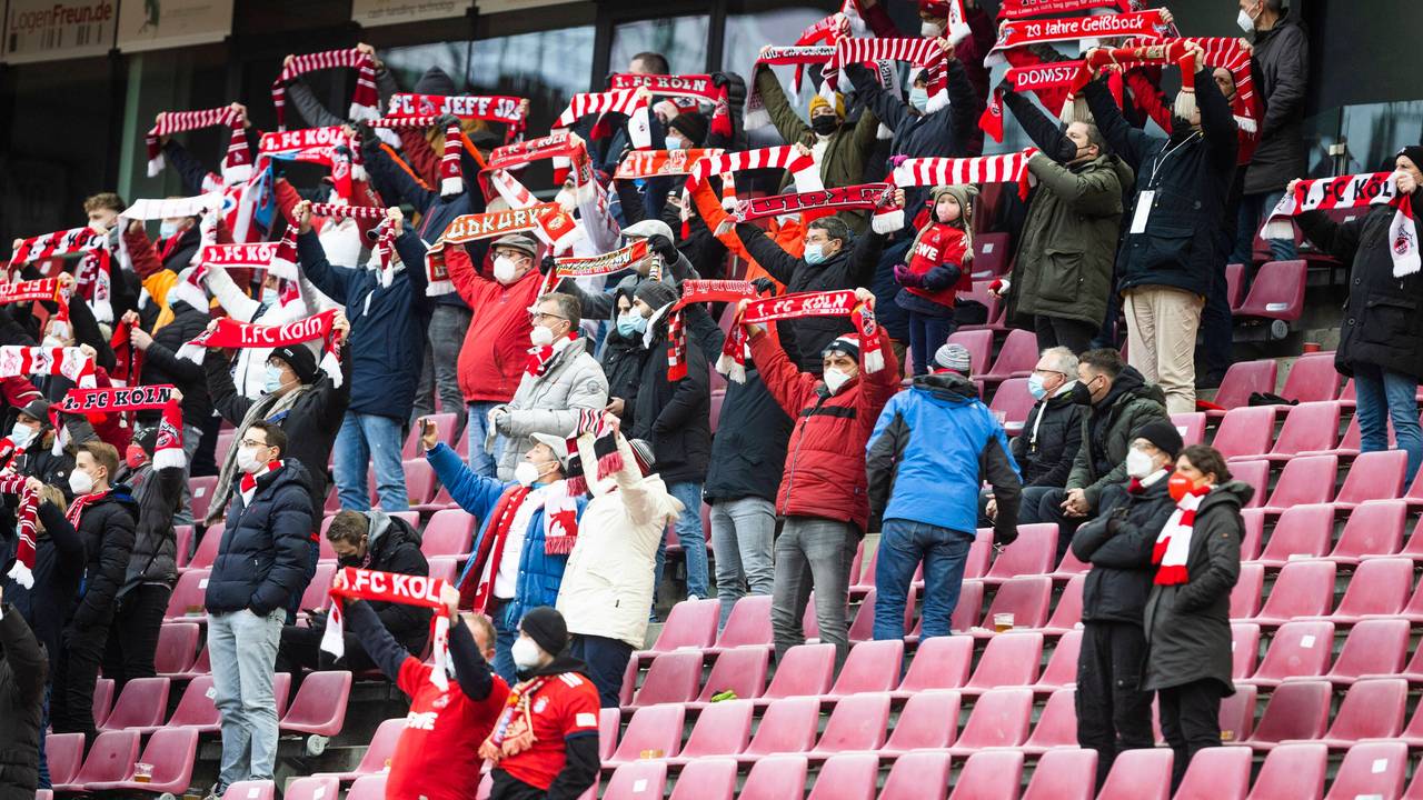 Nur wenige Fans sind im Stadion im Spiel der 1. Bundesliga.