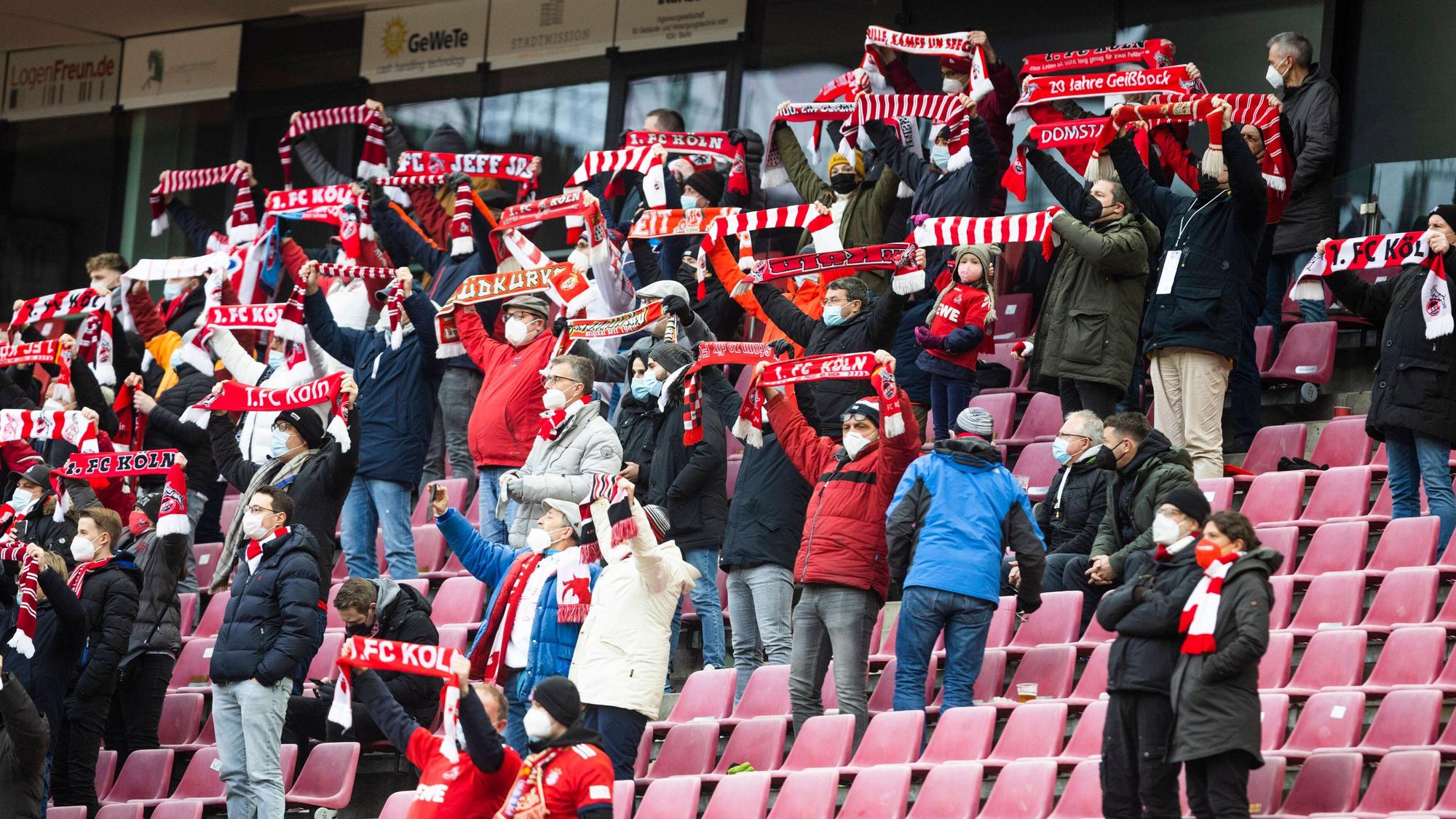 Nur wenige Fans sind im Stadion im Spiel der 1. Bundesliga.