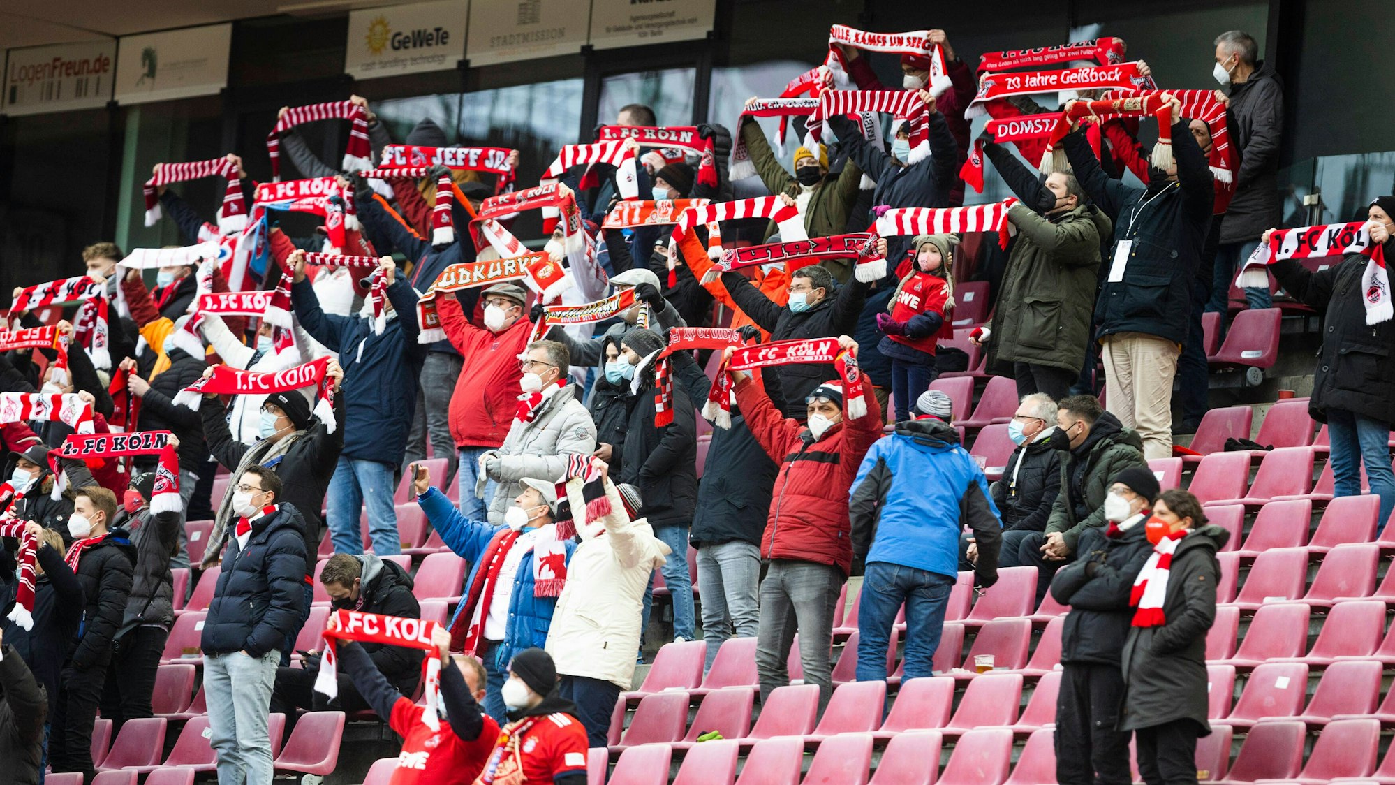 Nur wenige Fans sind im Stadion im Spiel der 1. Bundesliga.