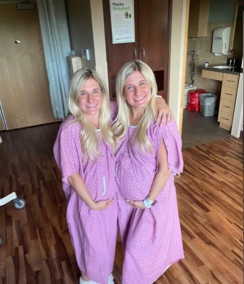 Die Saunders-Zwillinge im Krankenhaus kurz vor der Entbindung. Screenshot eines TikTok-Videos vom 30. Dezember 2021.