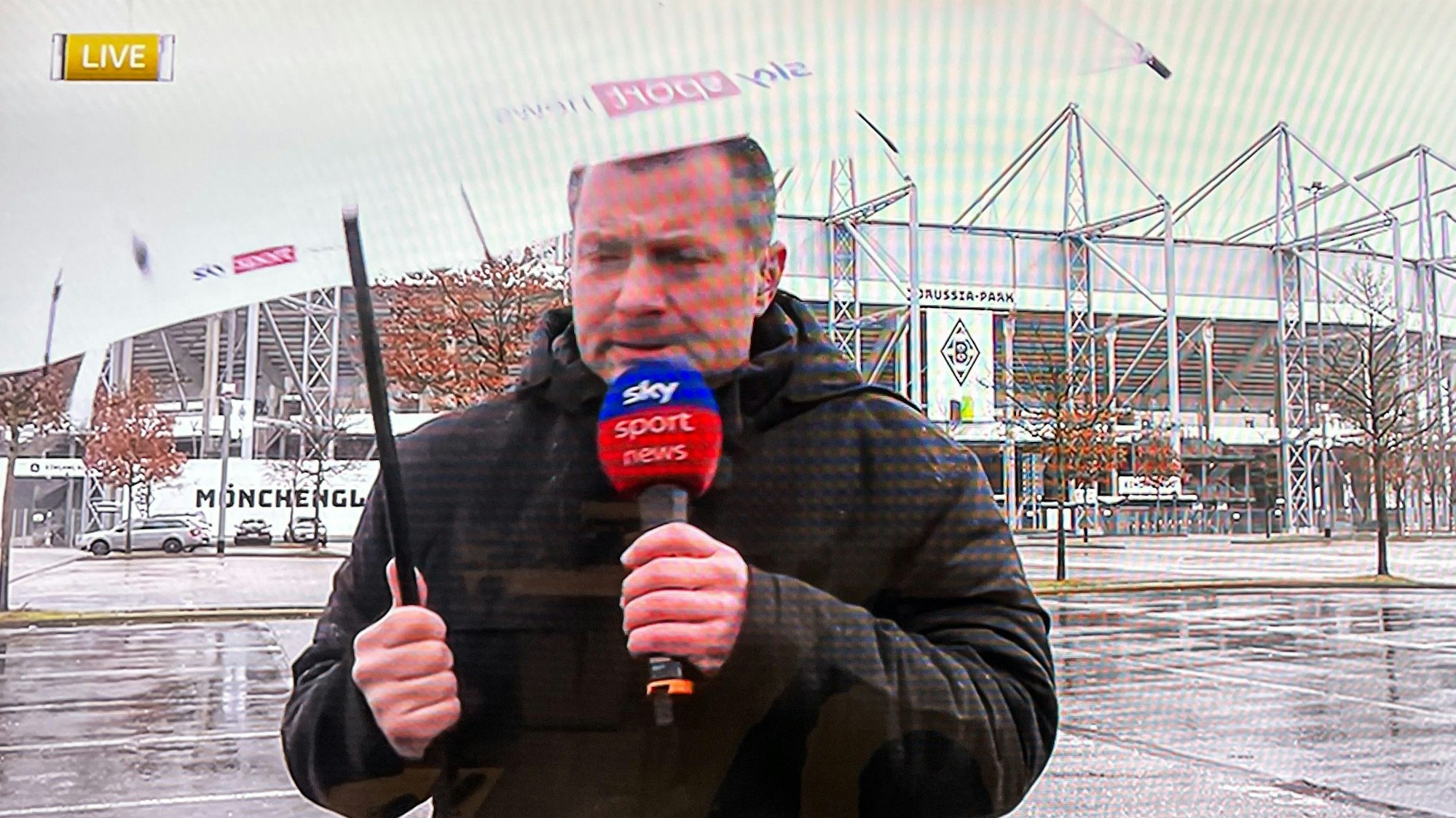 Sky-Reporter Dirk große Schlarmann vor dem Borussia-Park in Mönchengladbach