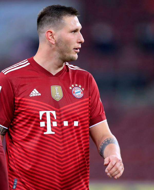 Die Bayern-Profis Niklas Süle und Benjamin Pavard stehen nebeneinander.
