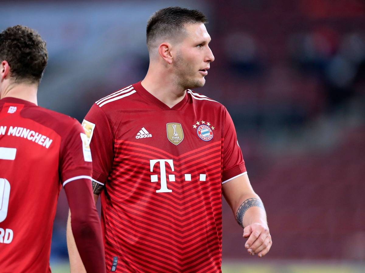Die Bayern-Profis Niklas Süle und Benjamin Pavard stehen nebeneinander.