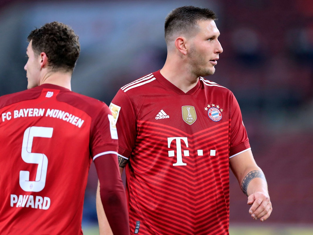 Die Bayern-Profis Niklas Süle und Benjamin Pavard stehen nebeneinander.
