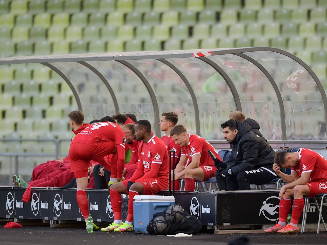 Enttäuschte Spieler auf der Ersatzbank von Türkgücü München.