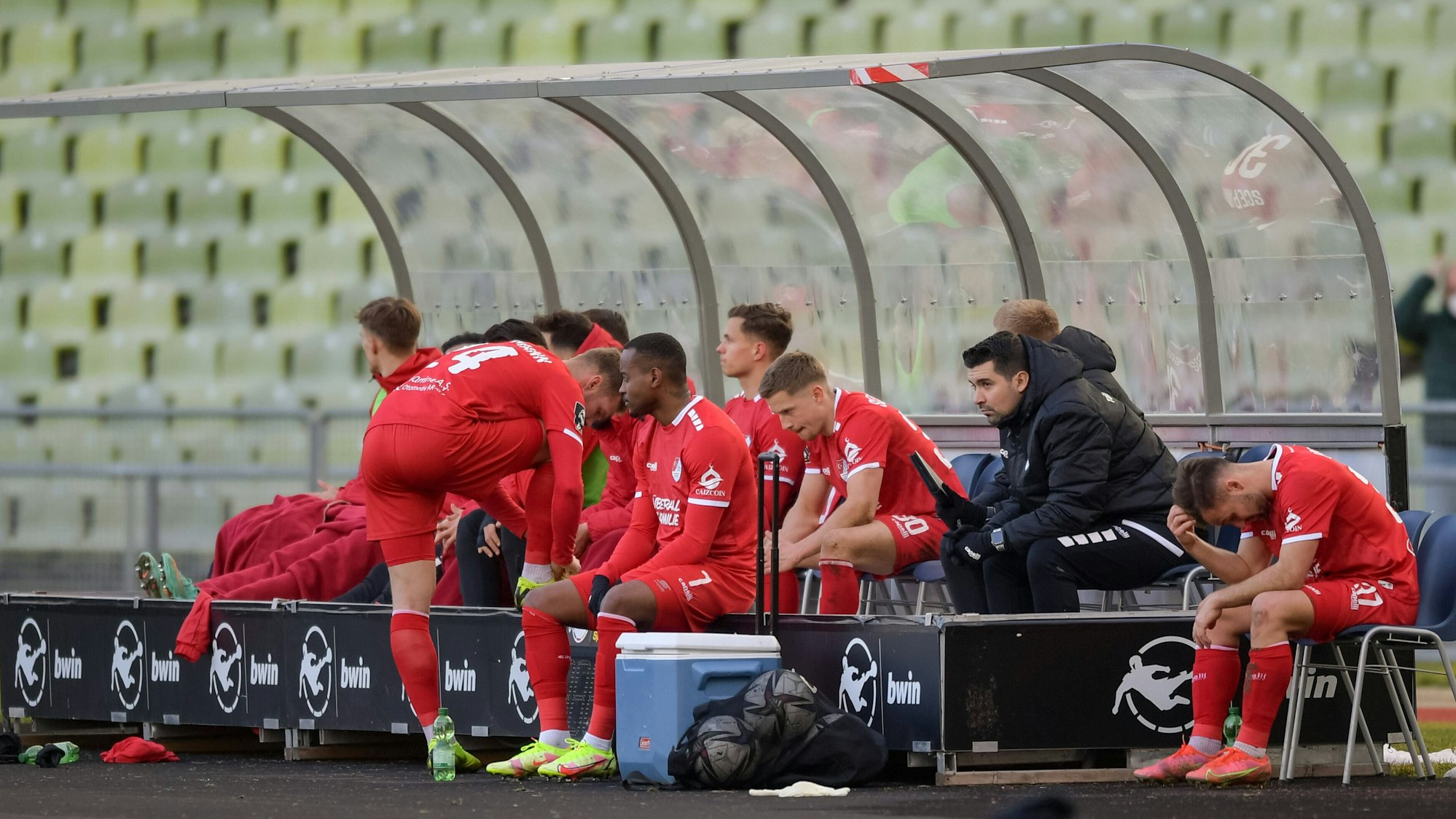 Enttäuschte Spieler auf der Ersatzbank von Türkgücü München.