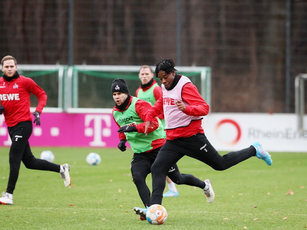 Bright Arrey-Mbi holt zum Schuss aus.
