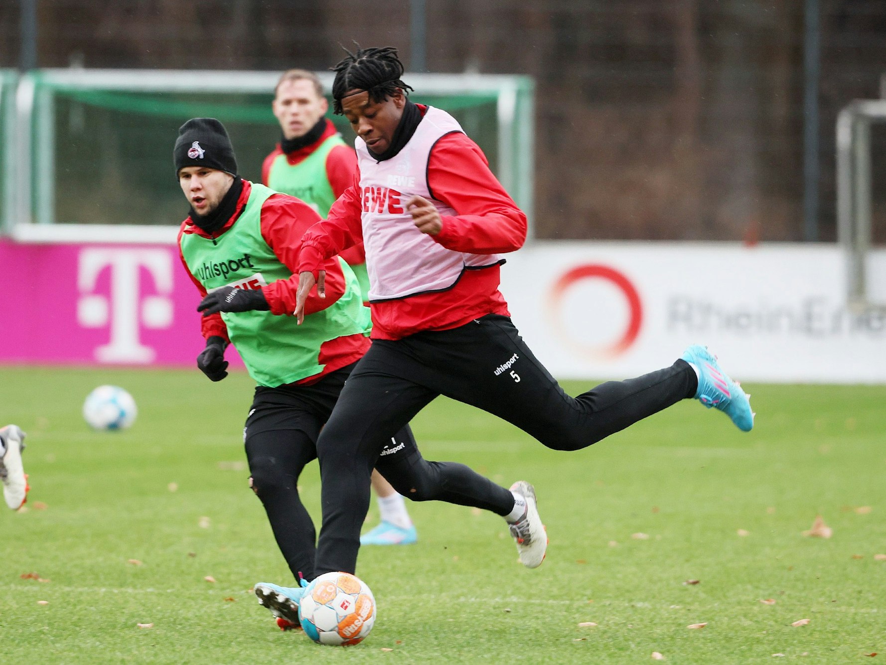 Bright Arrey-Mbi holt zum Schuss aus.