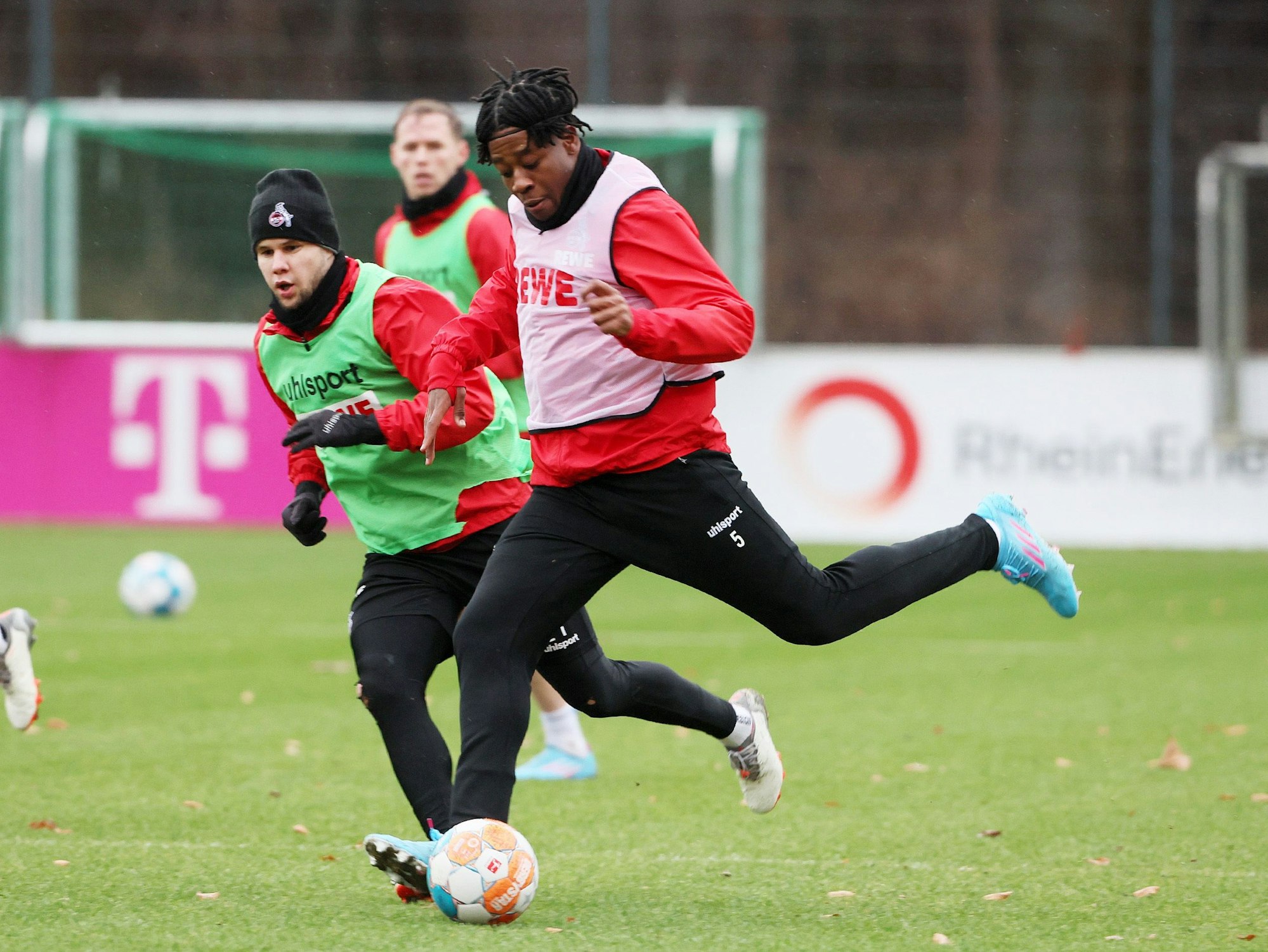 Bright Arrey-Mbi holt zum Schuss aus.