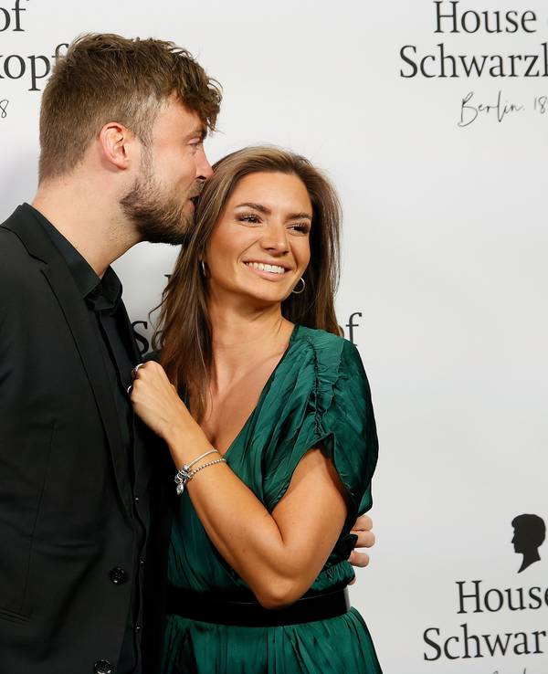 Niko Griesert (l) und Michèle de Roos (r) posieren vor den Fotografen am Eingang zum Grand Opening House of Schwarzkopf in Berlin.