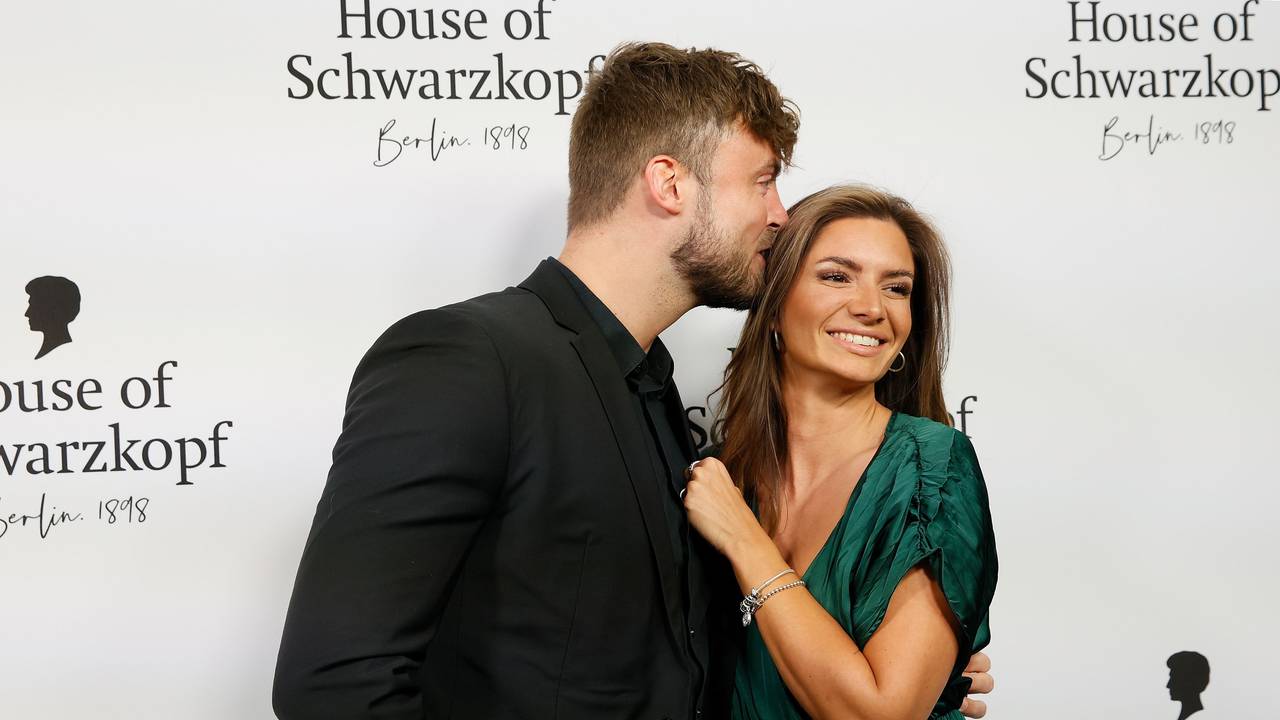 Niko Griesert (l) und Michèle de Roos (r) posieren vor den Fotografen am Eingang zum Grand Opening House of Schwarzkopf in Berlin.