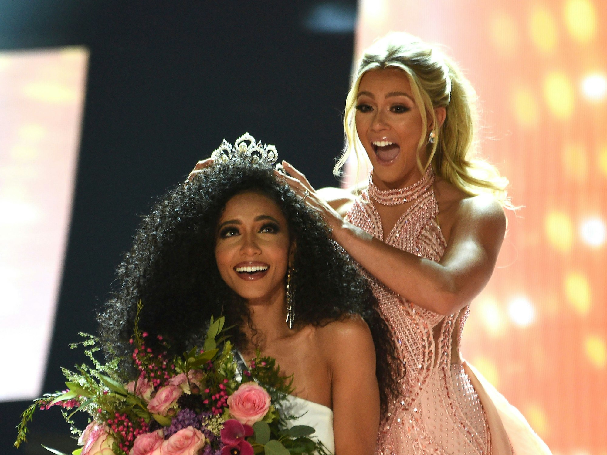 Cheslie Kryst bekommt die Miss-USA-Krone von der vorherigen Gewinnerin Sarah Rose aufgesetzt.