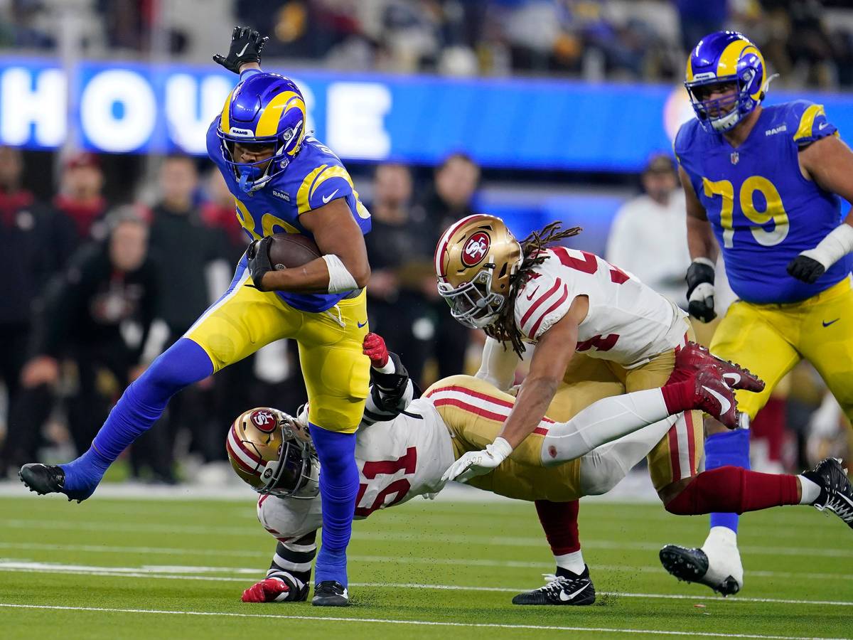 Kendall Blanton von den L.A. Rams wird von Azeez Al-Shaair von San Francisco gestoppt.