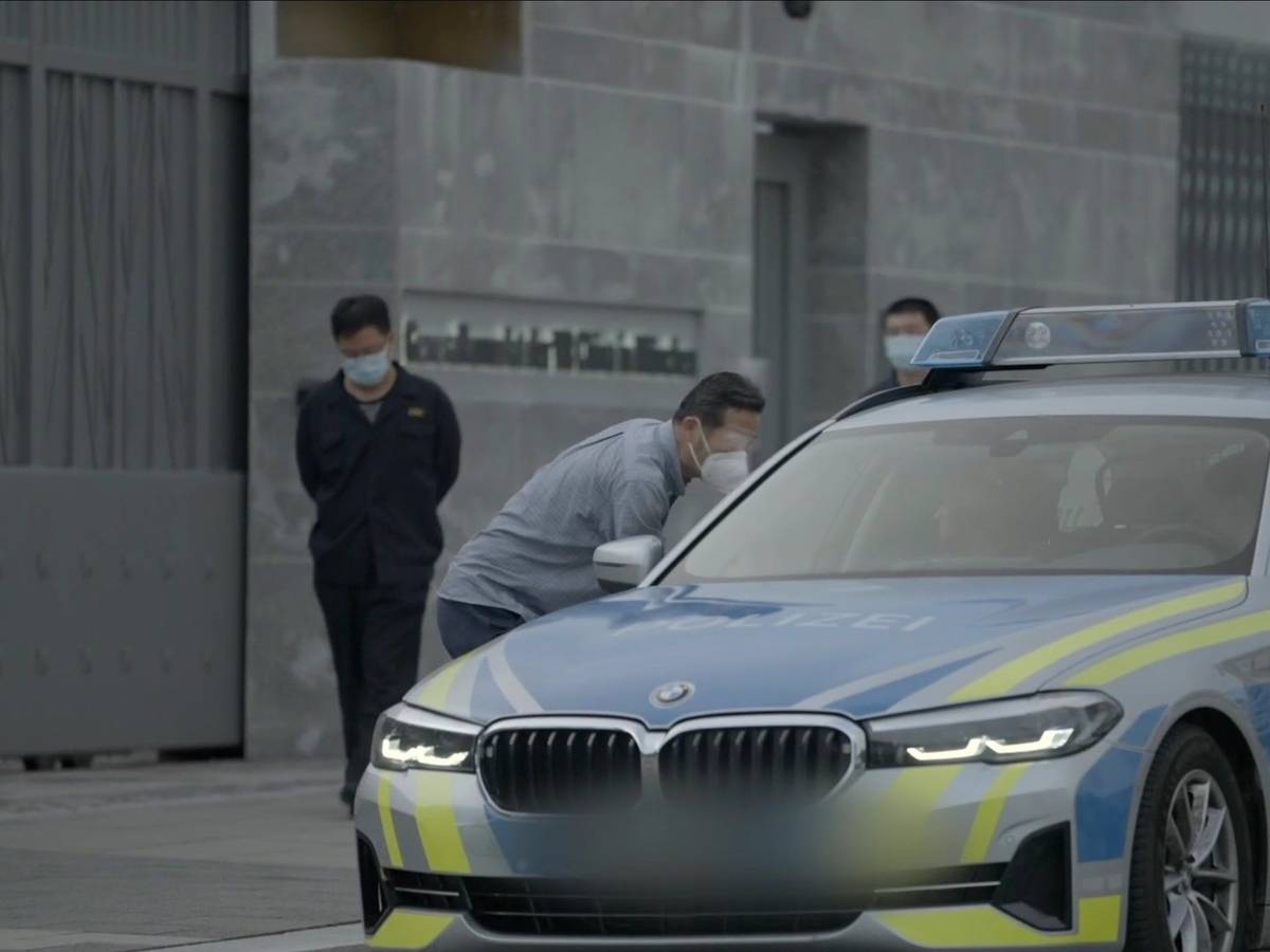 Polizeieinsatz vor der chinesischen Botschaft beim Dreh einer ARD-Doku.
