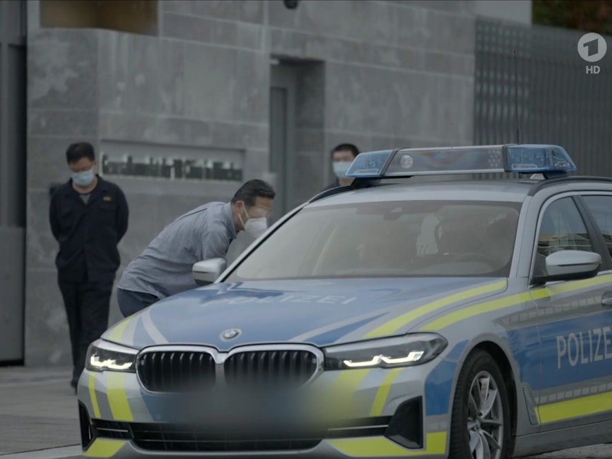 Polizeieinsatz vor der chinesischen Botschaft beim Dreh einer ARD-Doku.