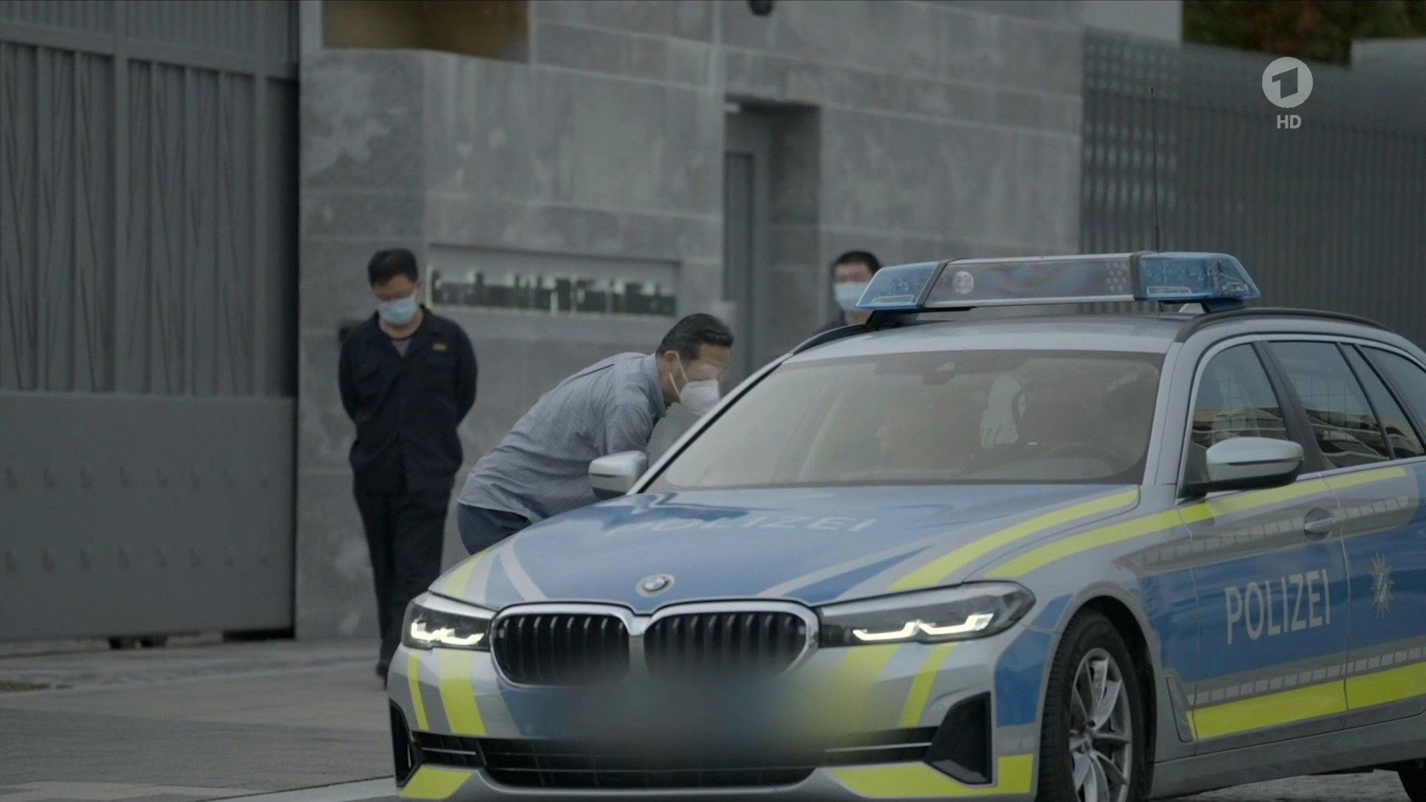Polizeieinsatz vor der chinesischen Botschaft beim Dreh einer ARD-Doku.
