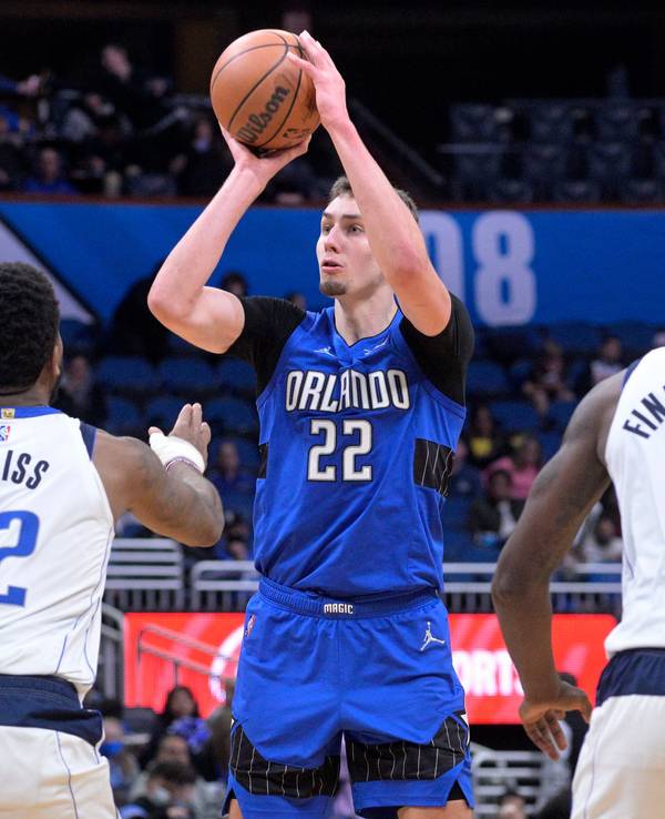 Franz Wagner (22) kommt zwischen den Mavericks-Forwards Dorian Finney-Smith (10) und Marquese Chriss (32) zum Wurf für Orlando Magic