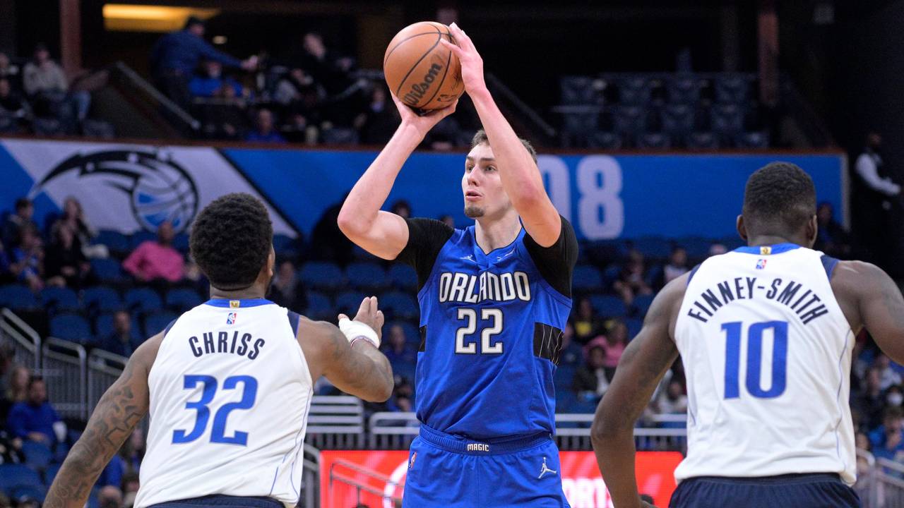 Franz Wagner (22) kommt zwischen den Mavericks-Forwards Dorian Finney-Smith (10) und Marquese Chriss (32) zum Wurf für Orlando Magic