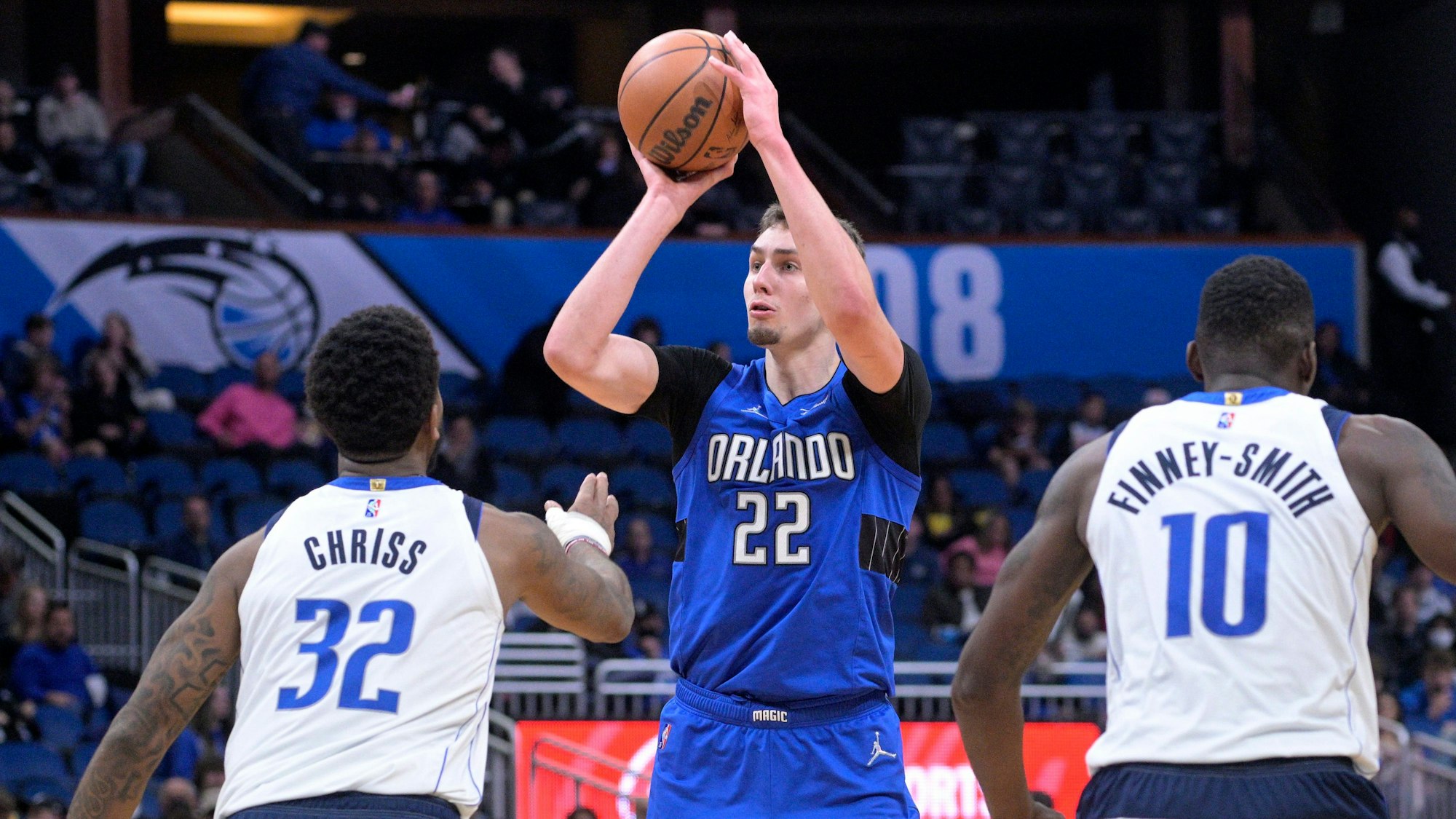 Franz Wagner (22) kommt zwischen den Mavericks-Forwards Dorian Finney-Smith (10) und Marquese Chriss (32) zum Wurf für Orlando Magic