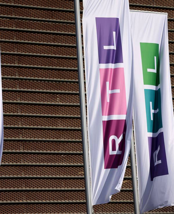 Fahnen mit dem neuen Logo des Fernsehsenders RTL wehen vor dem Gebäude in Köln. Das Bild entstand am 14. Juni 2021.