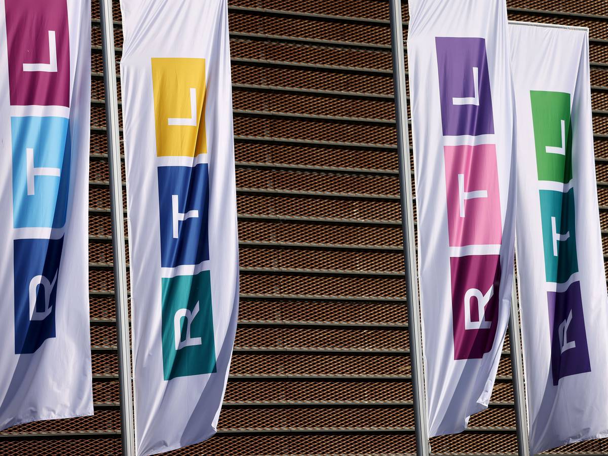 Fahnen mit dem neuen Logo des Fernsehsenders RTL wehen vor dem Gebäude in Köln. Das Bild entstand am 14. Juni 2021.