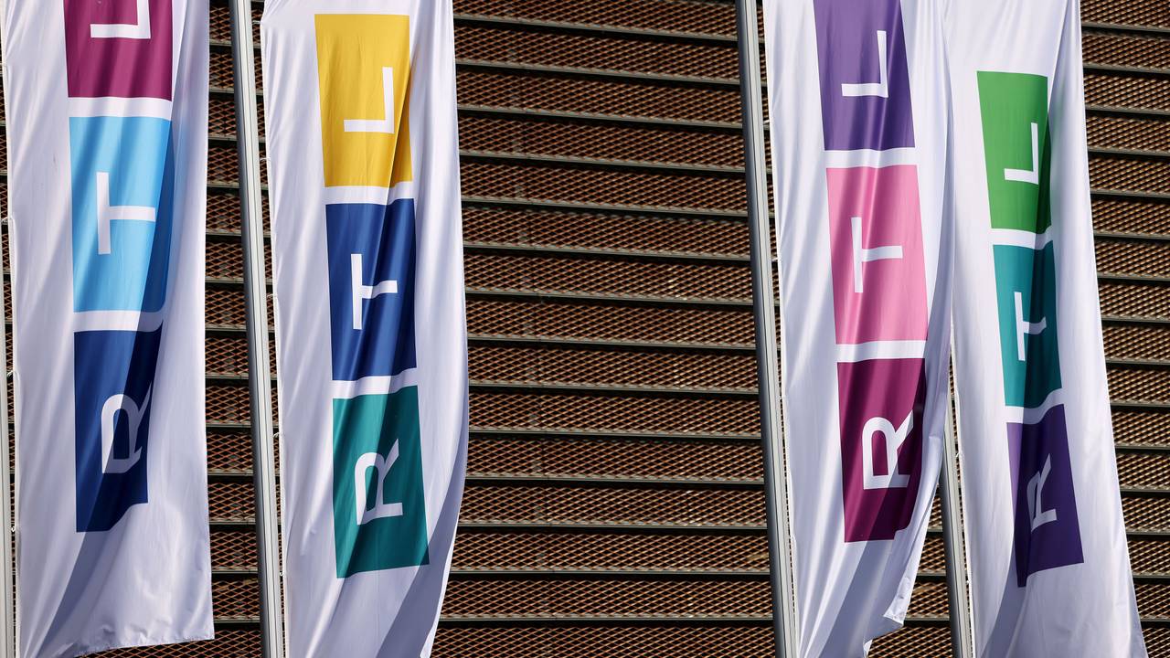 Fahnen mit dem neuen Logo des Fernsehsenders RTL wehen vor dem Gebäude in Köln. Das Bild entstand am 14. Juni 2021.
