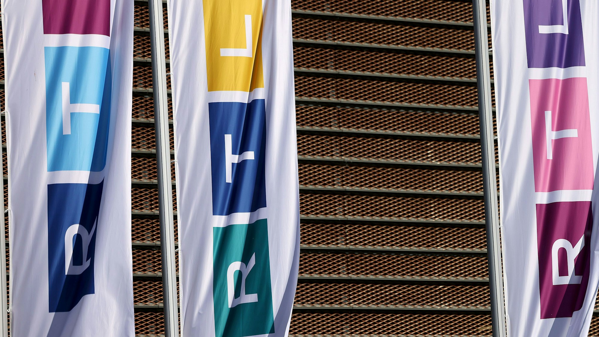 Fahnen mit dem neuen Logo des Fernsehsenders RTL wehen vor dem Gebäude in Köln. Das Bild entstand am 14. Juni 2021.
