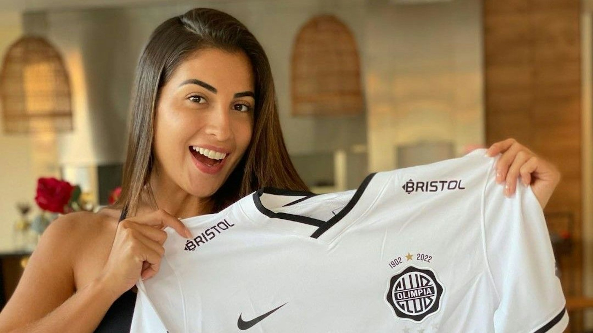 Cristina Aranda auf einem Instagram-Foto mit dem Trikot von Olimpia Asunción.