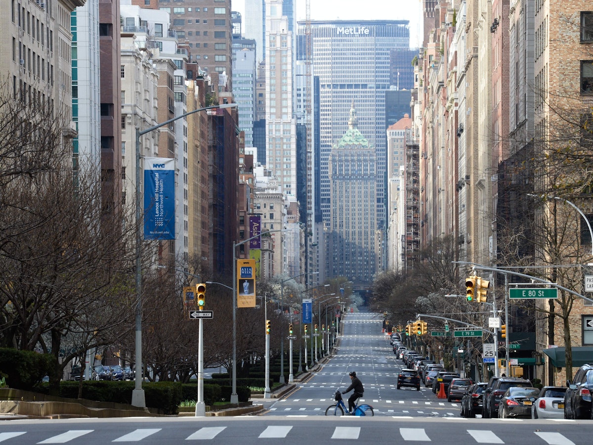 Symbolbild. Ein Radfahrer überquert die Park Avenue an der 80. Straße in Manhattan am 22. März 2020.