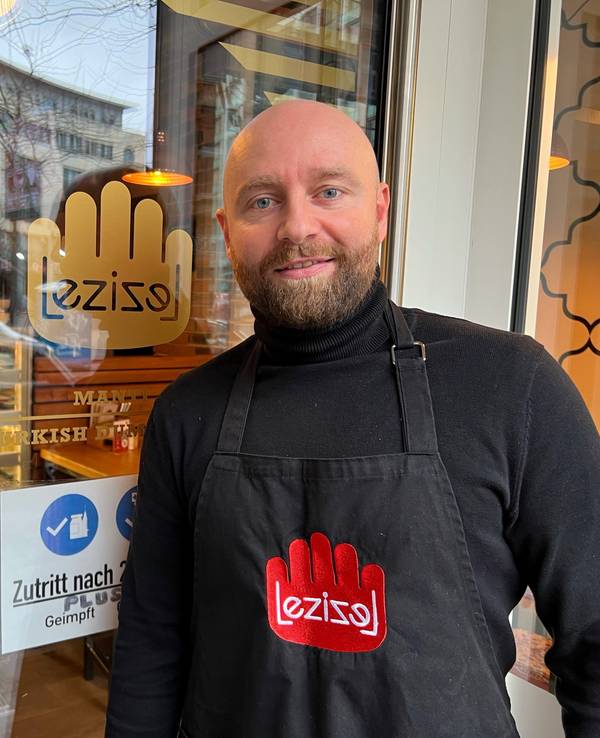 „Lezizel Manti“-Besitzer René Vanfloorop vor seinem Lokal