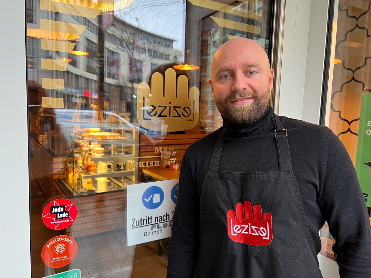 „Lezizel Manti“-Besitzer René Vanfloorop vor seinem Lokal