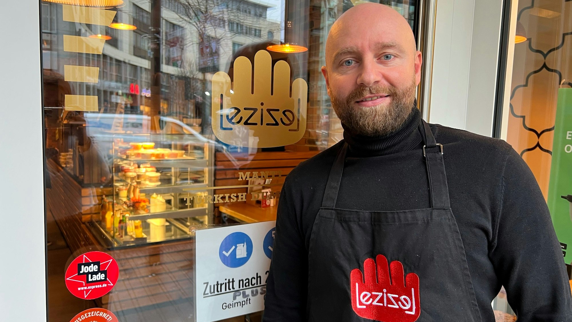 „Lezizel Manti“-Besitzer René Vanfloorop vor seinem Lokal