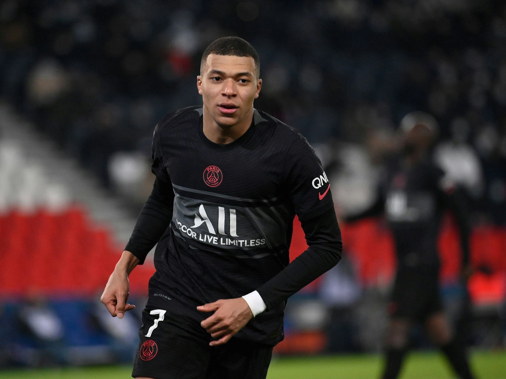 Kylian Mbappé läuft über den Rasen.