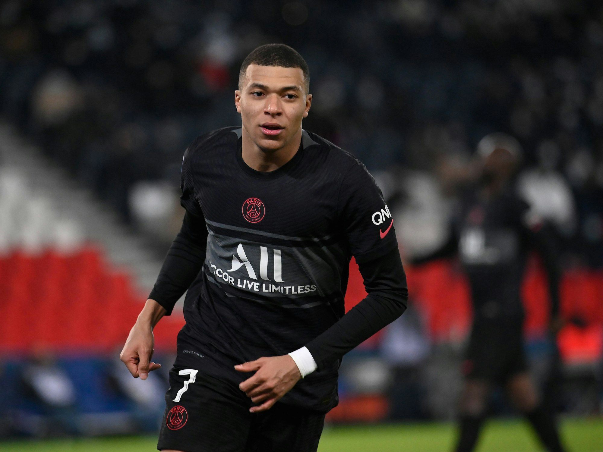 Kylian Mbappé läuft über den Rasen.
