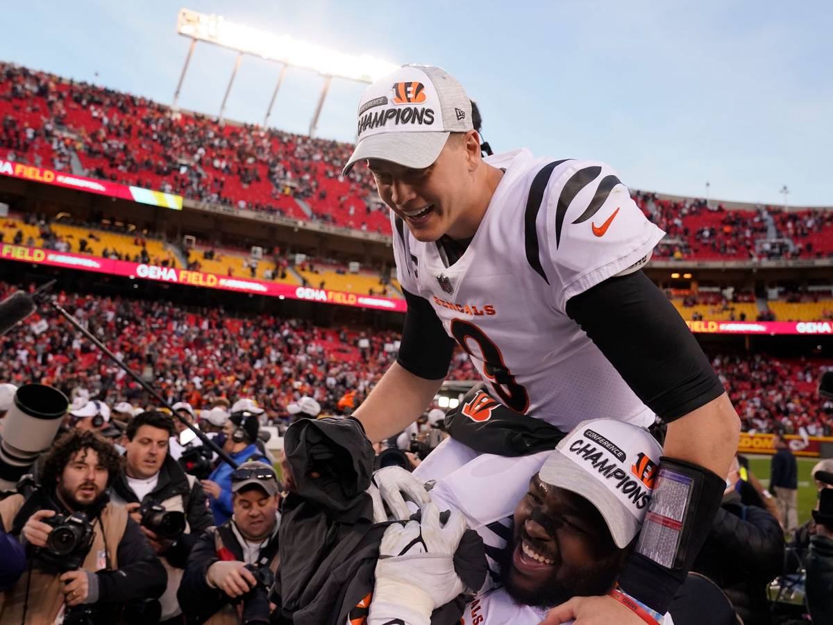 Quarterback Joe Burrow von den Cincinnati Bengals sitzt auf den Schultern von Mannschaftskamerad Tyler Shelvin.