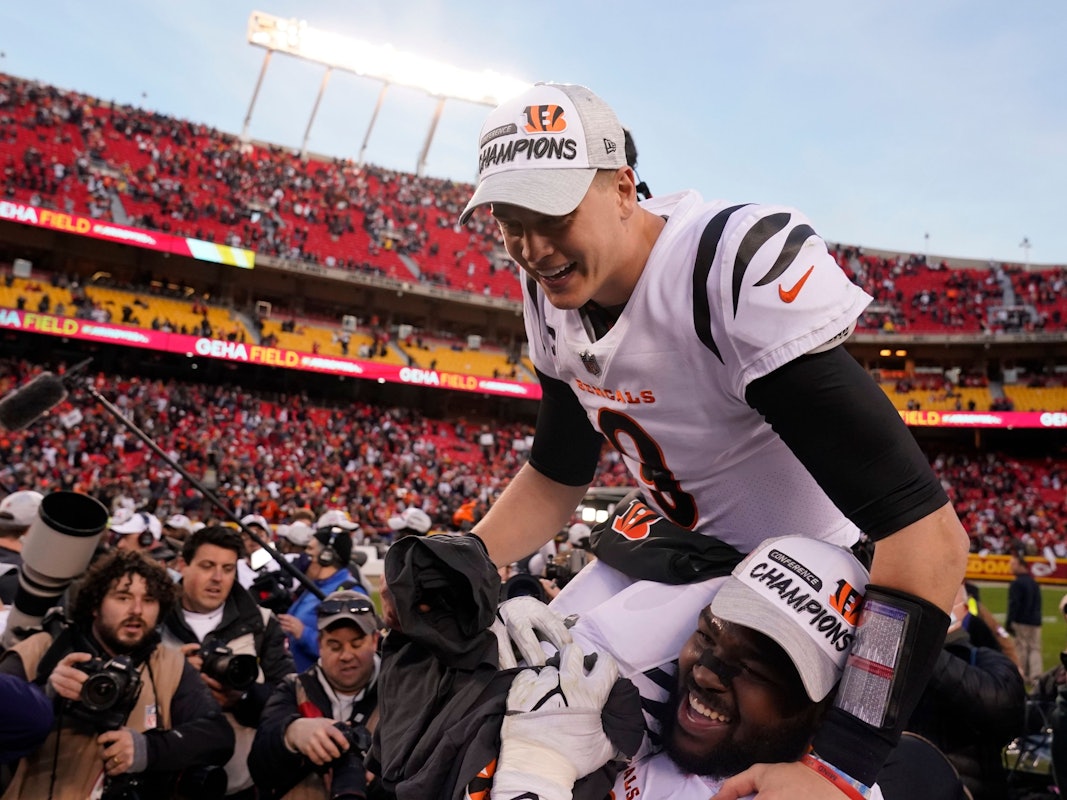 Quarterback Joe Burrow von den Cincinnati Bengals sitzt auf den Schultern von Mannschaftskamerad Tyler Shelvin.