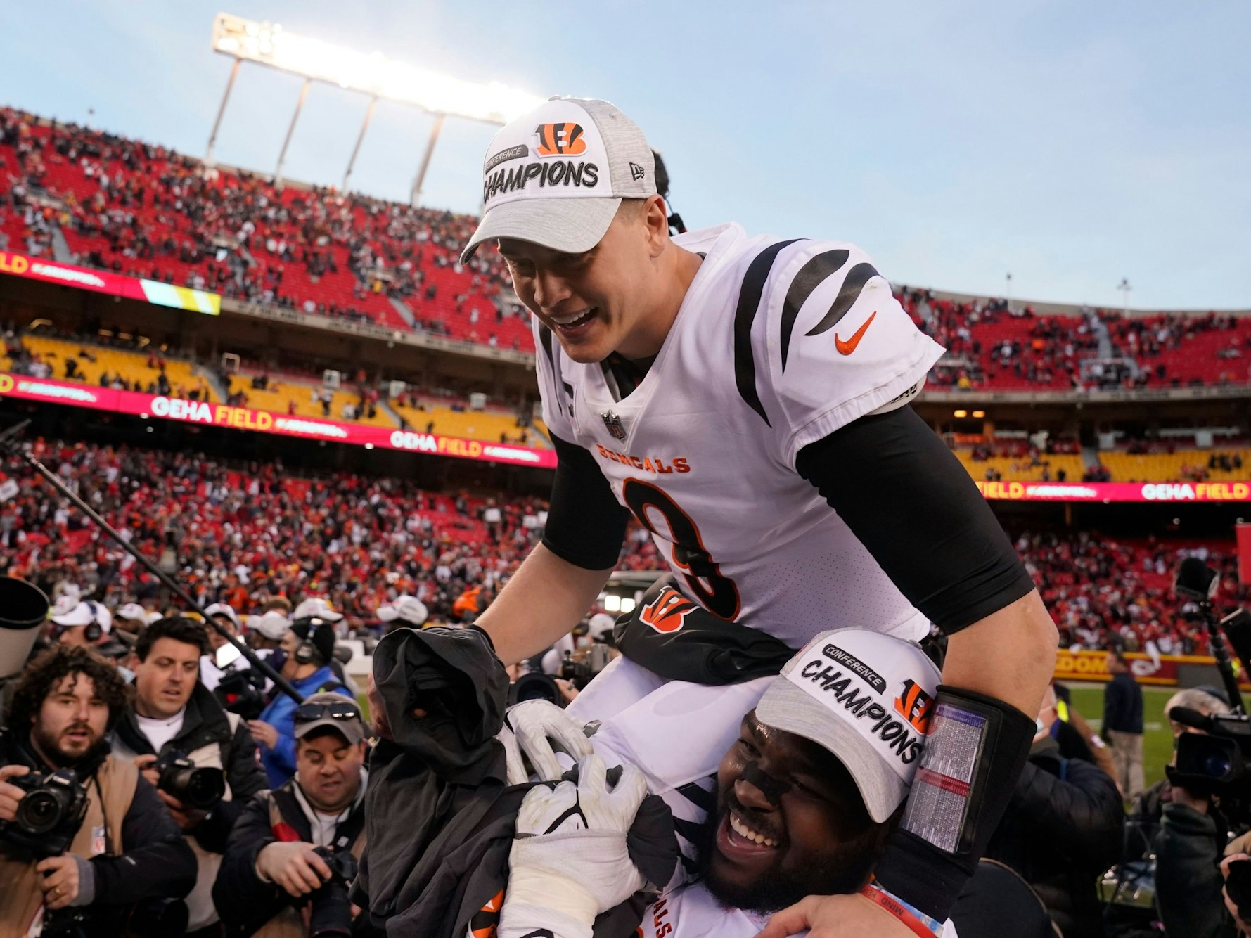 Quarterback Joe Burrow von den Cincinnati Bengals sitzt auf den Schultern von Mannschaftskamerad Tyler Shelvin.
