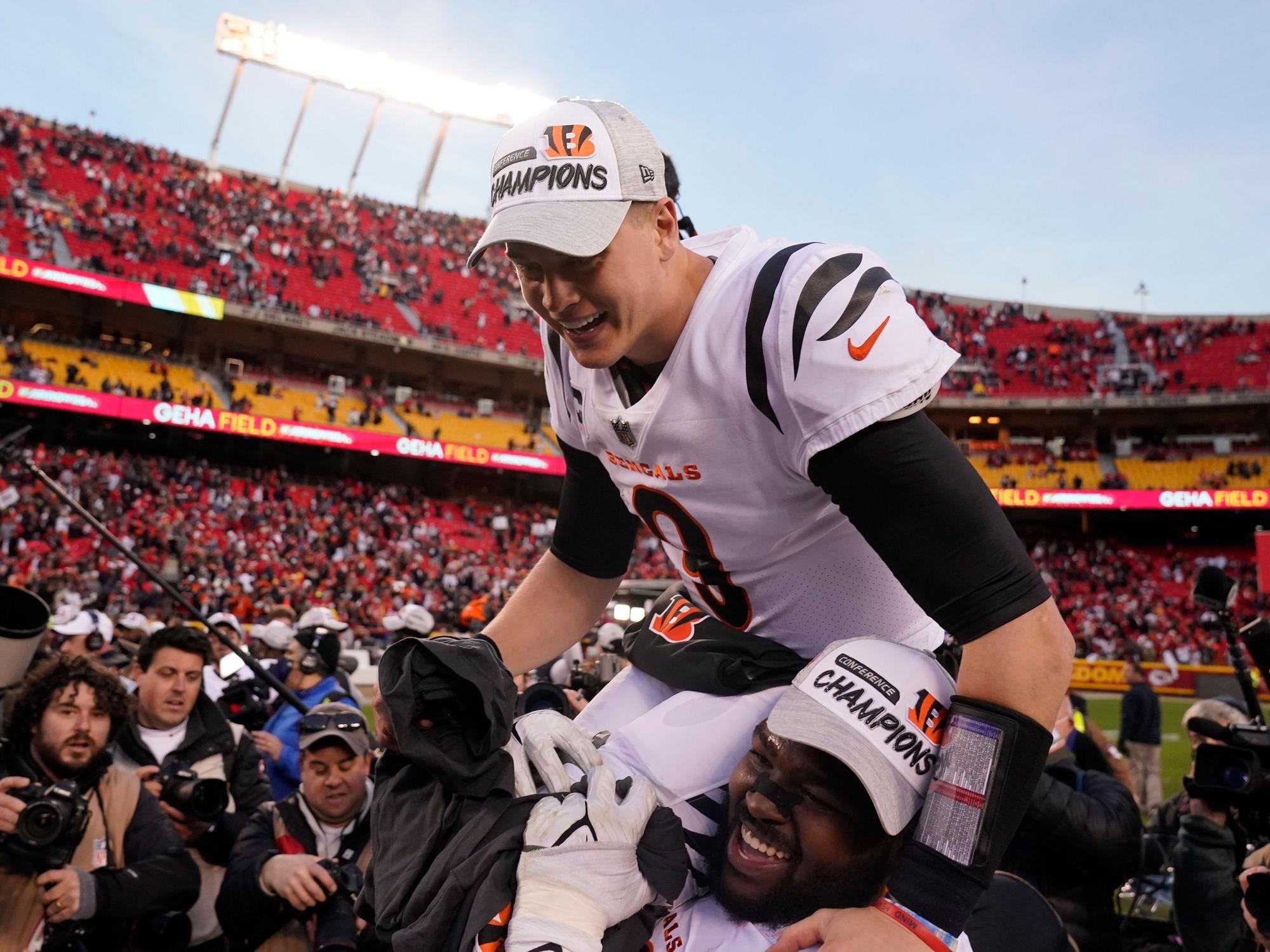 Quarterback Joe Burrow von den Cincinnati Bengals sitzt auf den Schultern von Mannschaftskamerad Tyler Shelvin.