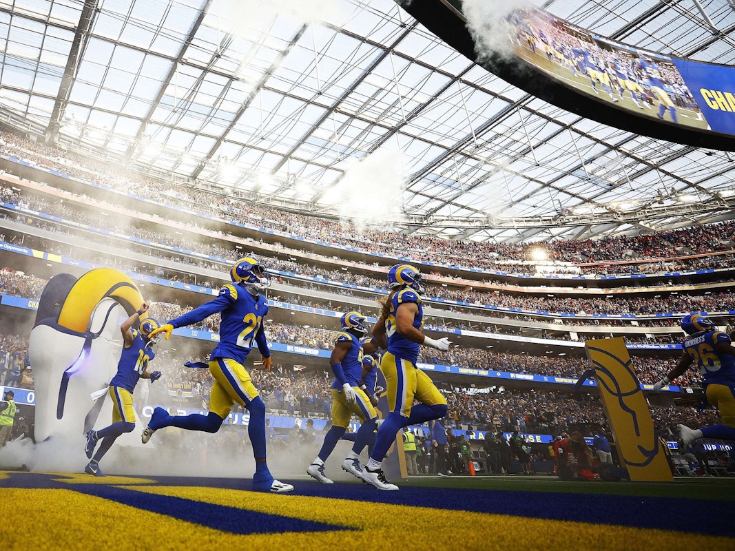 Die Los Angeles Rams laufen in der NFL vor dem Duell gegen die San Francisco 49ers auf das Spielfeld