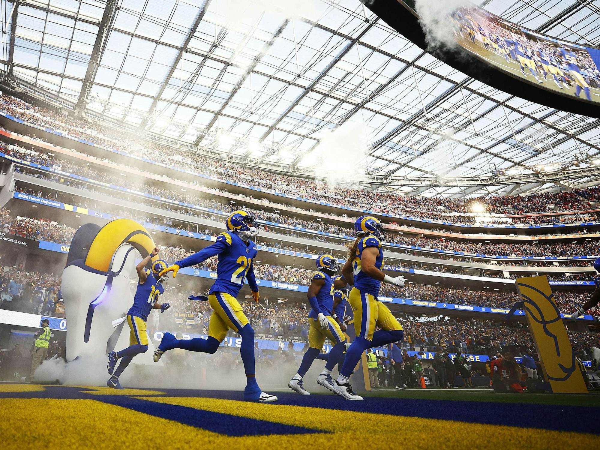 Die Los Angeles Rams laufen in der NFL vor dem Duell gegen die San Francisco 49ers auf das Spielfeld