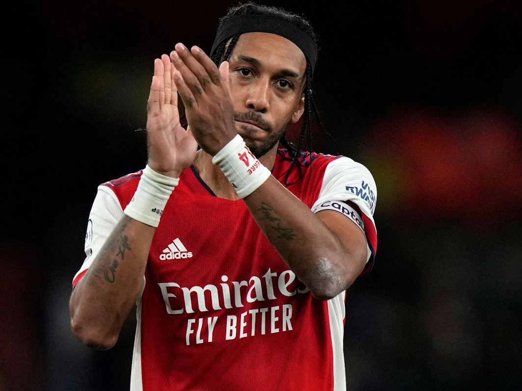 Pierre-Emerick Aubameyang klatscht den Fans des FC Arsenal.