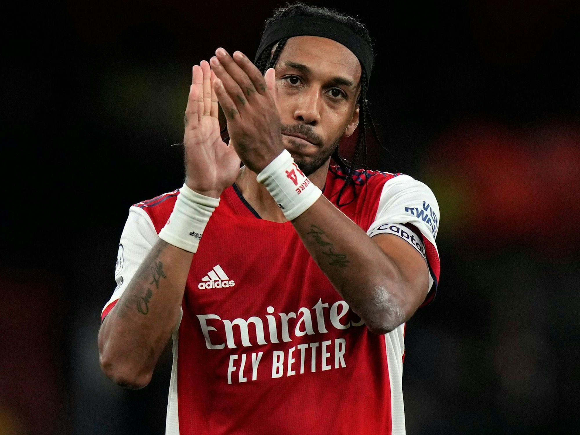 Pierre-Emerick Aubameyang klatscht den Fans des FC Arsenal.