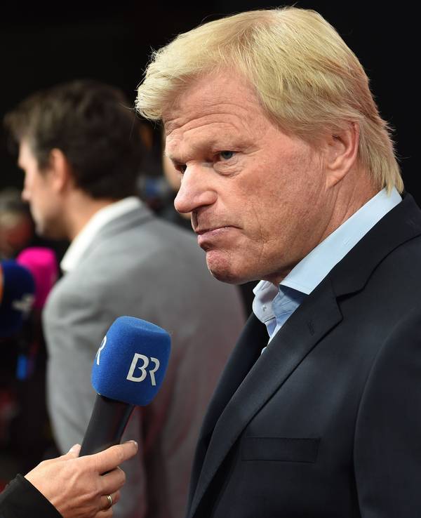 Oliver Kahn gibt auf dem Roten Teppich ein Interview.